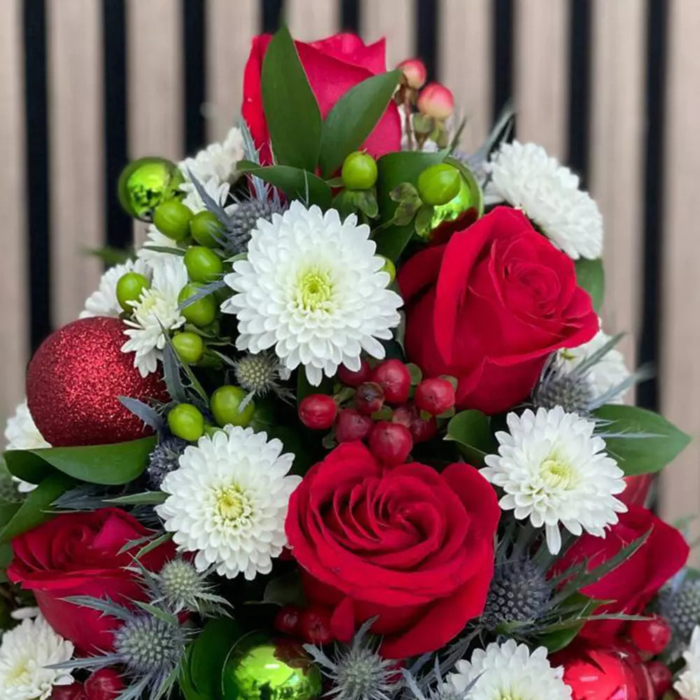 
                  
                    Christmas tree, floral design of a Christmas tree by Flores 24 Horas, made with fresh roses and daisies - Detail. Florist Miami, bouquets of flowers.
                  
                