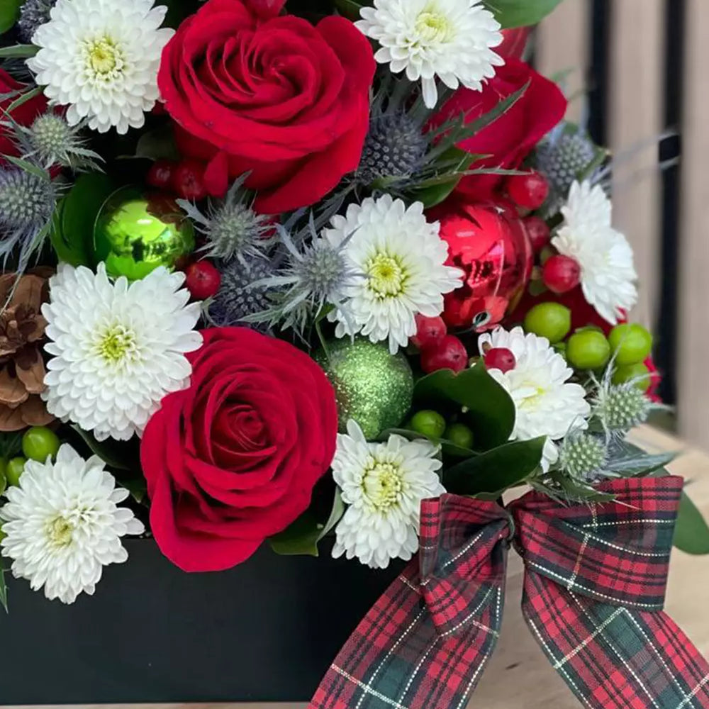 
                  
                    Árbol de Navidad, diseño floral de un árbol de Navidad de Flores 24 Horas, elaborado con rosas y margaritas frescas - Detalle 2
                  
                