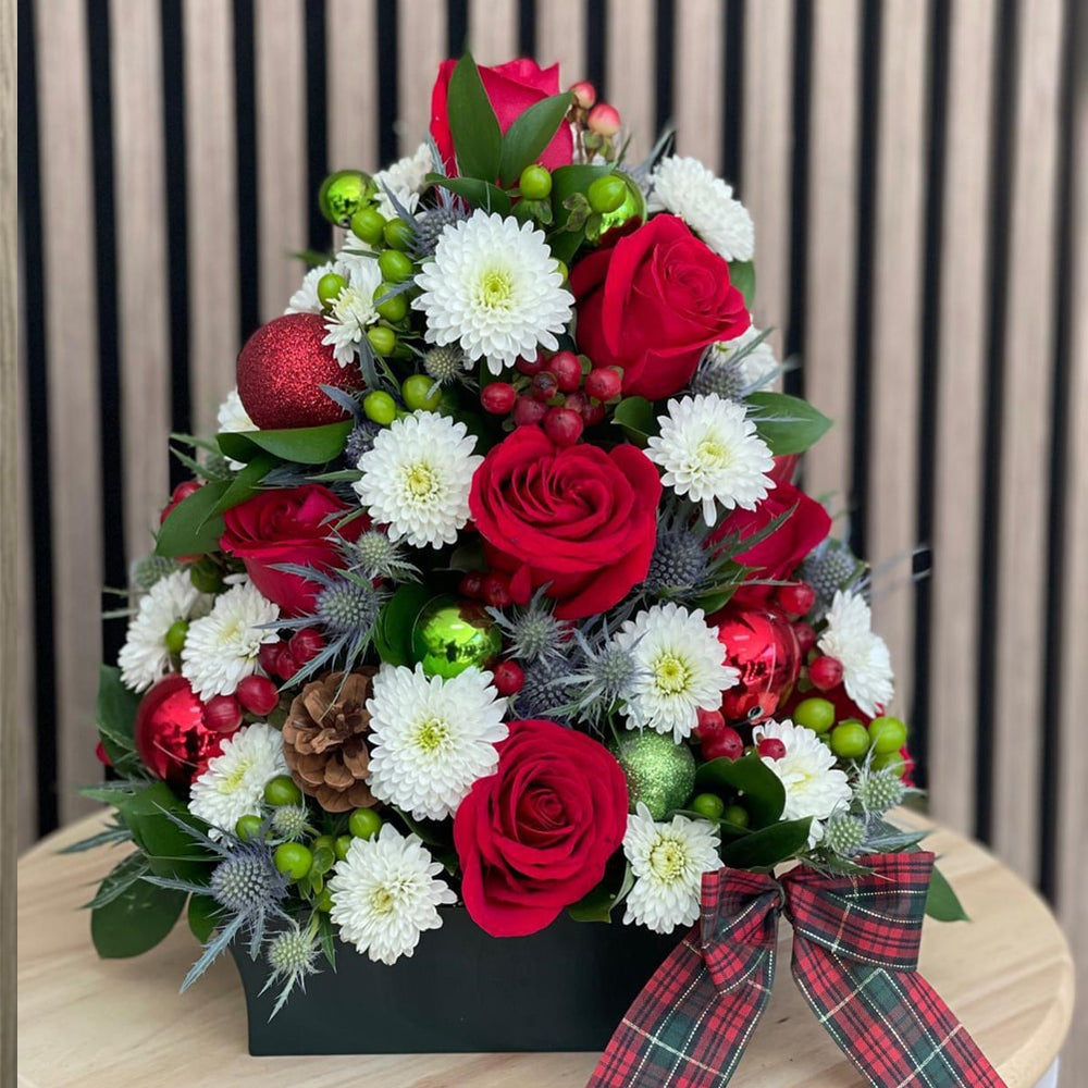 
                  
                    Christmas tree, floral design of a Christmas tree by Flores 24 Horas, made with fresh roses and daisies, florist in Miami. Bouquets of flowers.
                  
                