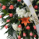 Corona Funeraria Tranquilidad, Simpatía y Condolencias en Miami, es un hermoso tributo para honrar a su ser querido, adornada con delicadas flores blancas y rosadas, simpatía y condolencias, arreglos de simpatía, flores de simpatía. Bouquets Flowers Miami