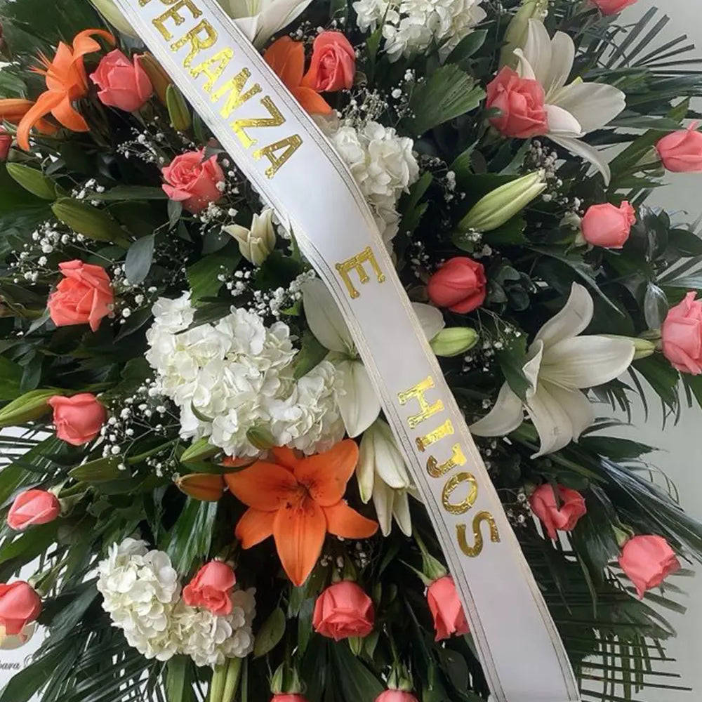 
                  
                    Corona Funeraria Tranquilidad, Simpatía y Condolencias en Miami, es un hermoso tributo para honrar a su ser querido, adornada con delicadas flores blancas y rosadas, simpatía y condolencias, arreglos de simpatía, flores de simpatía. Bouquets Flowers Miami
                  
                