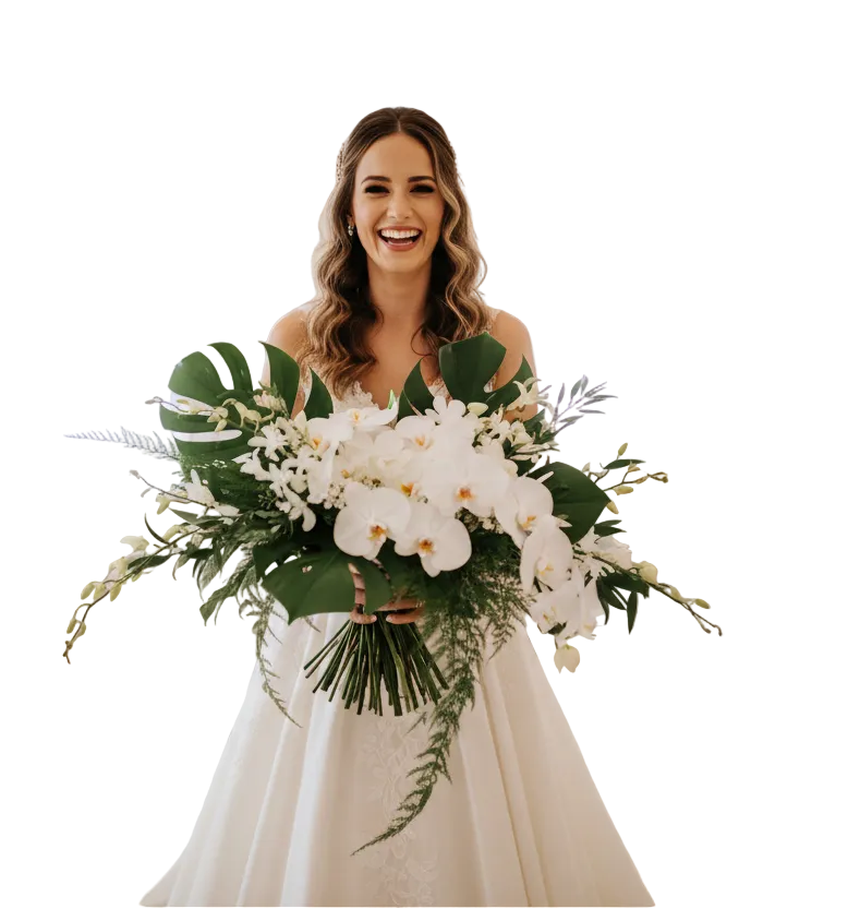 Novia elegante sosteniendo un bouquet de novia elegante con rosas blancas y peonías, diseñado por floristería para bodas en Miami. Ramos de novia en Miami con flores frescas premium para bodas románticas y ceremonias en Florida.